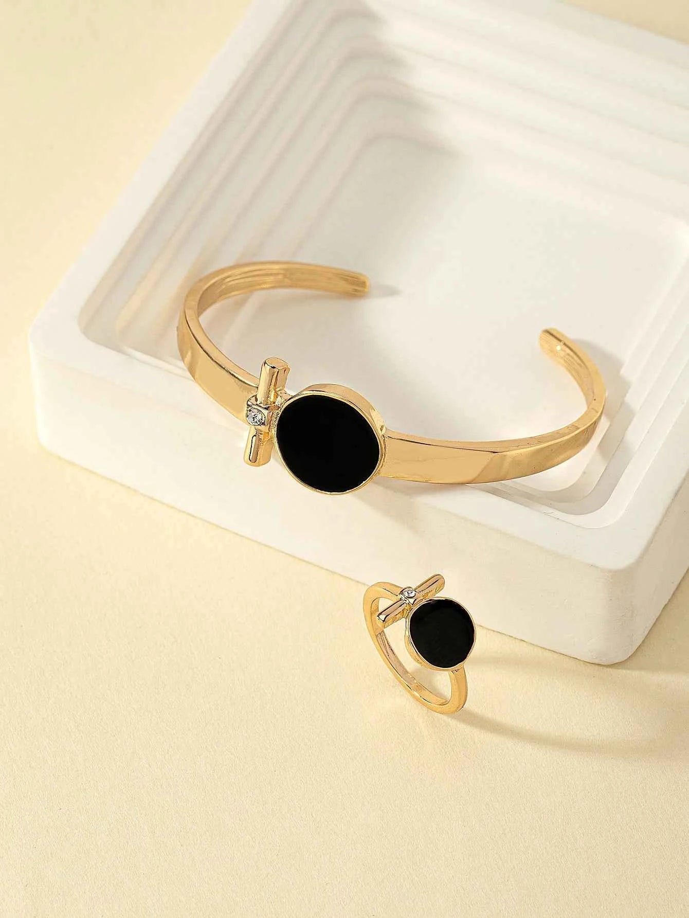 Fashionable, Personalized, Exquisite and Luxurious Bracelet and Ring Set