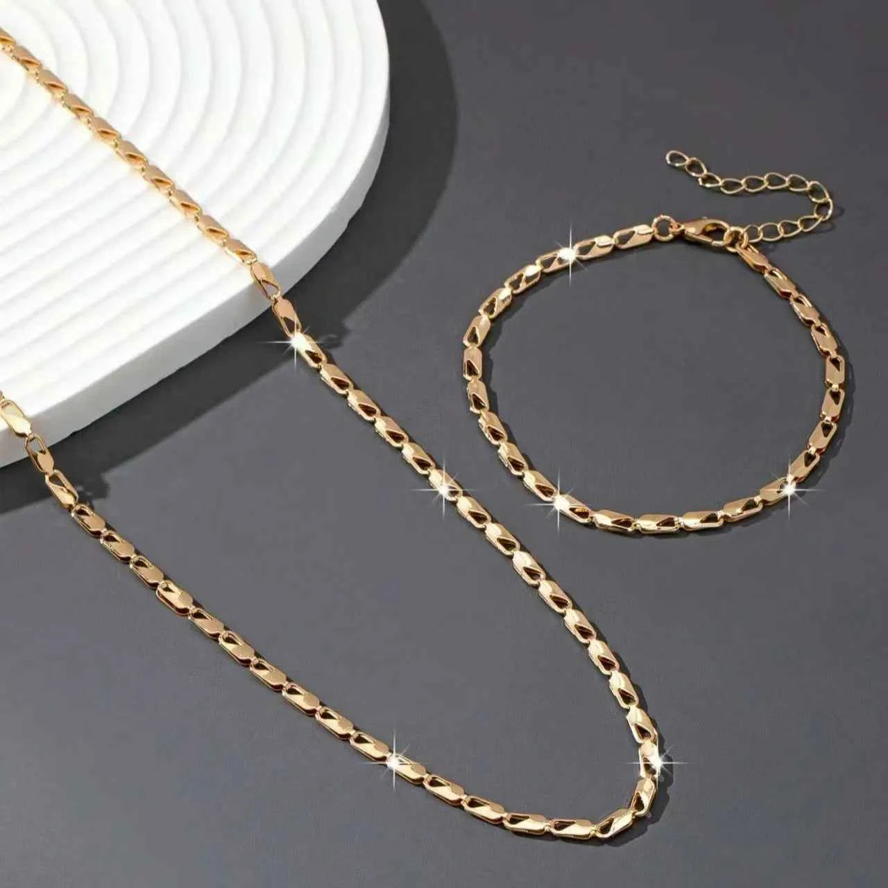 A Set of Sexy and Luxurious Women's Necklaces and Bracelets, a Fashionable and Versatile Women's Jewelry Set