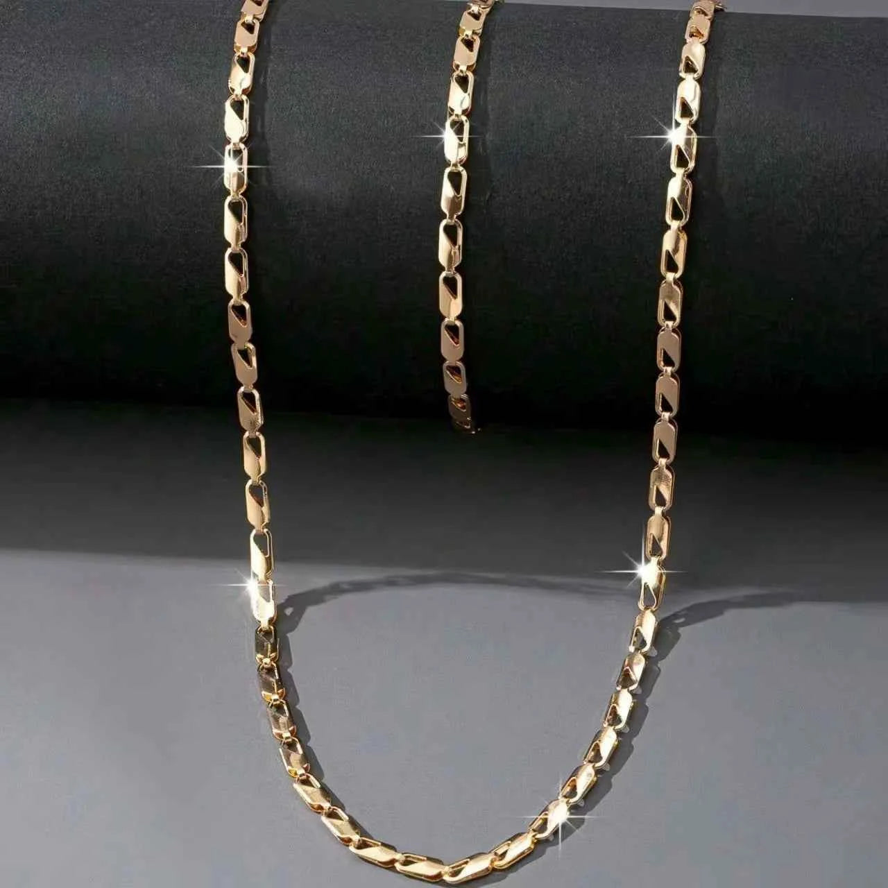 A Set of Sexy and Luxurious Women's Necklaces and Bracelets, a Fashionable and Versatile Women's Jewelry Set